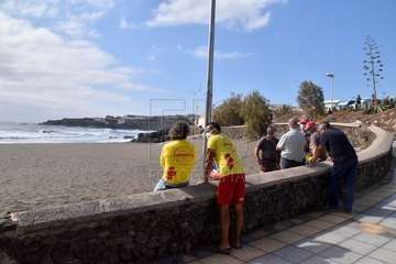 Izado de la bandera azul en Hoya del Pozo (foto TA/Francisco Javier Santana)